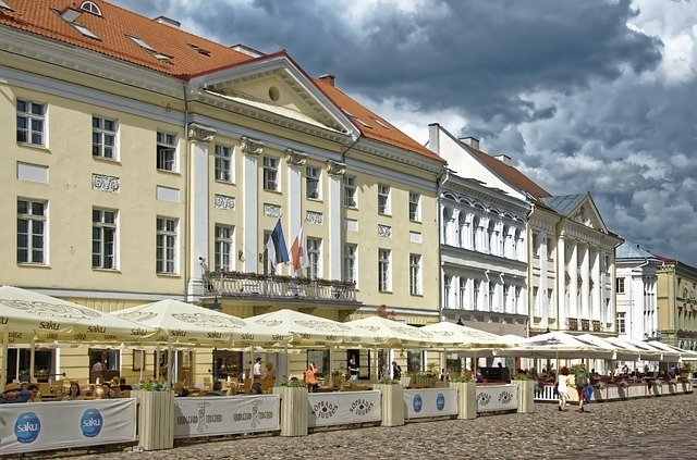 Download gratuito Estonia Tartu Town Hall Square - foto o immagine gratis da modificare con l'editor di immagini online GIMP
