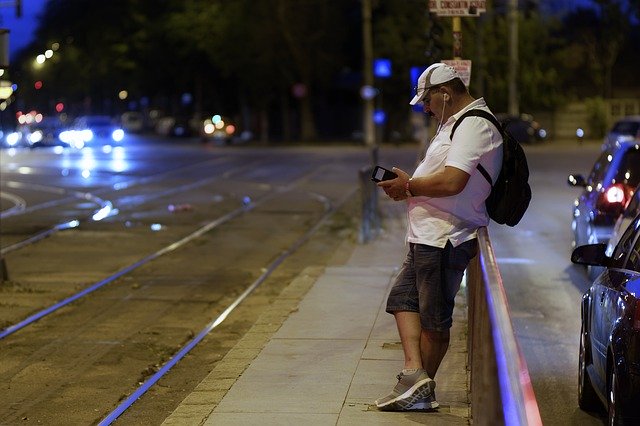 Kostenloser Download Evening The Tram Stop Man - kostenloses Foto oder Bild zur Bearbeitung mit GIMP Online-Bildbearbeitung