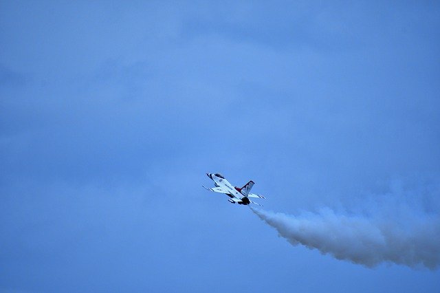F16 Stalling Maneuver Warplane 무료 다운로드 - 무료 사진 또는 김프 온라인 이미지 편집기로 편집할 수 있는 사진