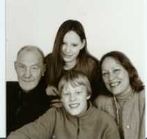 Free download Familiefoto Andre Hanneke Hunter En Eva Feb 2004 free photo or picture to be edited with GIMP online image editor