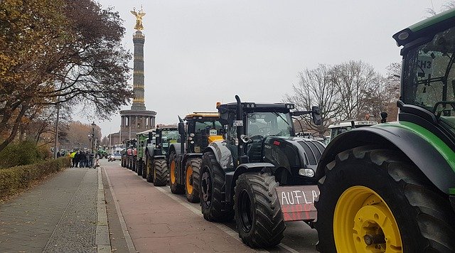 Bezpłatne pobieranie demonstracji ciągników rolniczych - bezpłatne zdjęcie lub obraz do edycji za pomocą internetowego edytora obrazów GIMP