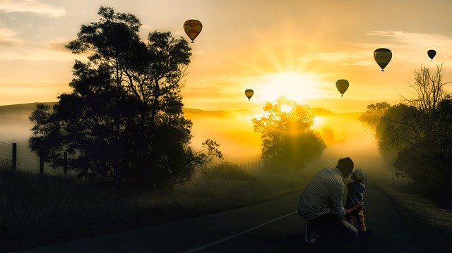 Download gratuito Father And Son Balloon Light - foto o immagine gratuita da modificare con l'editor di immagini online di GIMP