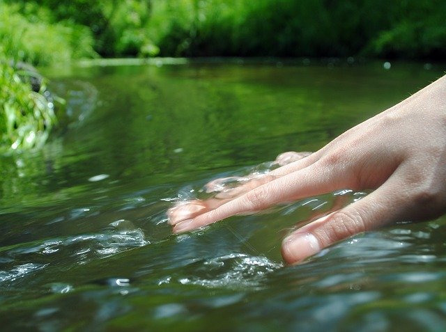 Безкоштовно завантажте Feeling Hand River - безкоштовну фотографію чи зображення для редагування за допомогою онлайн-редактора зображень GIMP