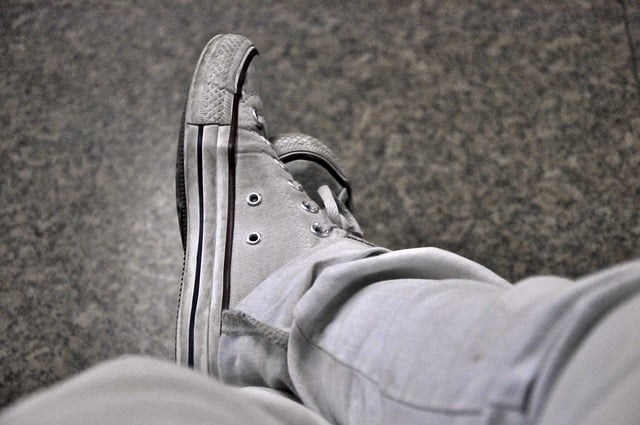 دانلود رایگان کفش کتانی پا عکس تک رنگ جوان برای ویرایش با ویرایشگر تصویر آنلاین رایگان GIMP