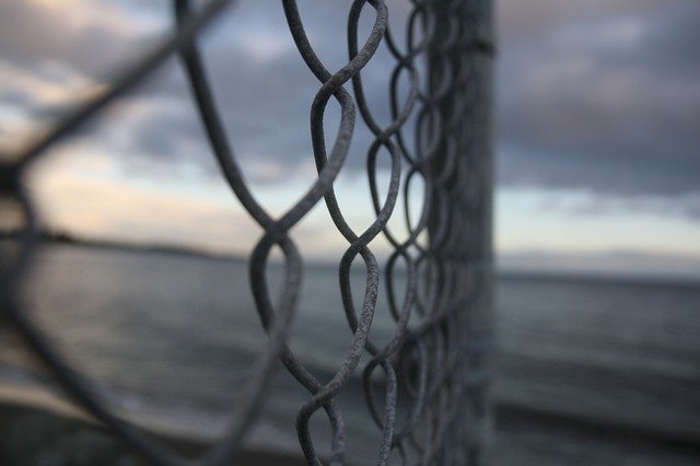 Muat turun percuma Fence Beach Sand - foto atau gambar percuma untuk diedit dengan editor imej dalam talian GIMP