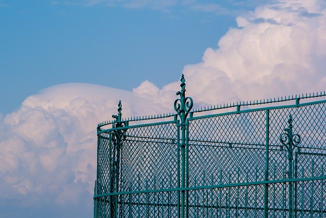 Безкоштовно завантажте безкоштовний шаблон фотографій Fence Clouds Sky для редагування в онлайн-редакторі зображень GIMP