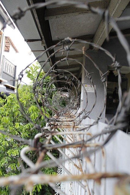 Безкоштовно завантажте Fence Spikes Wire - безкоштовну фотографію або малюнок для редагування в онлайн-редакторі зображень GIMP