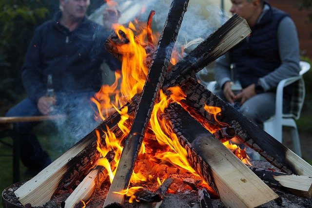 Kostenloser Download Feuer Lagerfeuer Feier Holz kostenloses Bild, das mit dem kostenlosen Online-Bildeditor GIMP bearbeitet werden kann