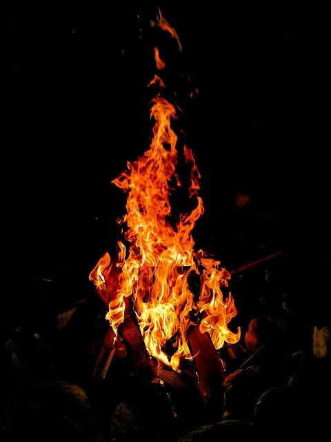 Descărcare gratuită Fire Campfire Flame - fotografie sau imagini gratuite pentru a fi editate cu editorul de imagini online GIMP