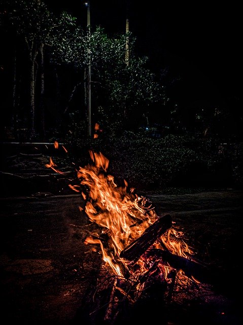 Descărcare gratuită Fire Campfire Red - fotografie sau imagine gratuită pentru a fi editată cu editorul de imagini online GIMP