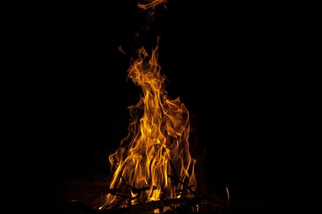 Descarga gratuita Fire Flame Campfire: foto o imagen gratuita para editar con el editor de imágenes en línea GIMP