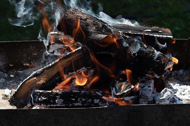 Unduh gratis Fire Smoke Firewood - foto atau gambar gratis untuk diedit dengan editor gambar online GIMP