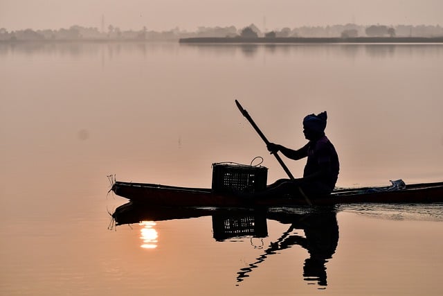 Baixe gratuitamente a imagem gratuita do barco do pôr do sol do pescador pescando para ser editada com o editor de imagens on-line gratuito do GIMP