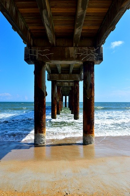 Descărcare gratuită Fishing Pier Below Ocean - fotografie sau imagini gratuite pentru a fi editate cu editorul de imagini online GIMP