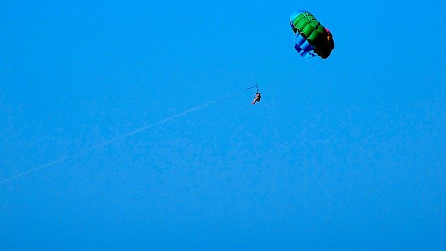 ดาวน์โหลดฟรี Flight Parachute Sky - ภาพถ่ายหรือรูปภาพฟรีที่จะแก้ไขด้วยโปรแกรมแก้ไขรูปภาพออนไลน์ GIMP