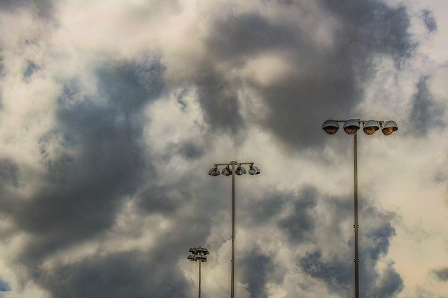 Kostenloser Download Floodlight Clouds Lamps - kostenloses Foto oder Bild zur Bearbeitung mit GIMP Online-Bildbearbeitung