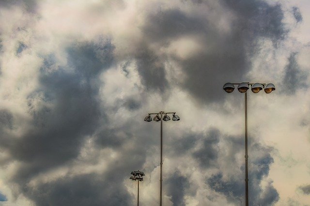 Bezpłatne pobieranie Floodlight Clouds Lamps - bezpłatne zdjęcie lub obraz do edycji za pomocą internetowego edytora obrazów GIMP