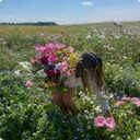 flower field and girl wallpaper  screen for extension Chrome web store in OffiDocs Chromium
