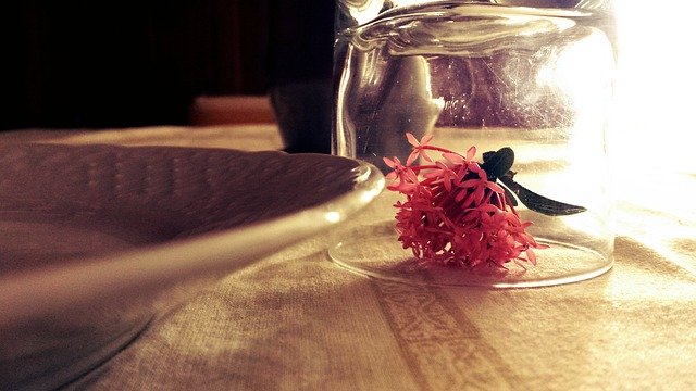 Descărcare gratuită Flower Glass Table - fotografie sau imagini gratuite pentru a fi editate cu editorul de imagini online GIMP