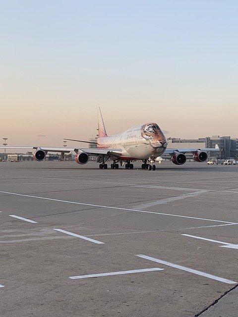 Bezpłatne pobieranie Fly Plain Airplane - bezpłatne zdjęcie lub obraz do edycji za pomocą internetowego edytora obrazów GIMP