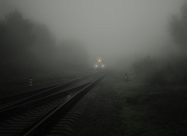 Téléchargement gratuit des feux de train de brouillard semblent des rails doux image gratuite à éditer avec l'éditeur d'images en ligne gratuit GIMP