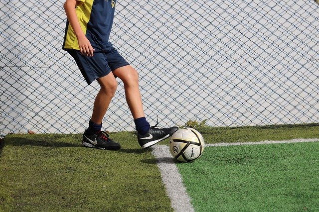 Descarga gratuita Football Corner Boy: foto o imagen gratuita para editar con el editor de imágenes en línea GIMP
