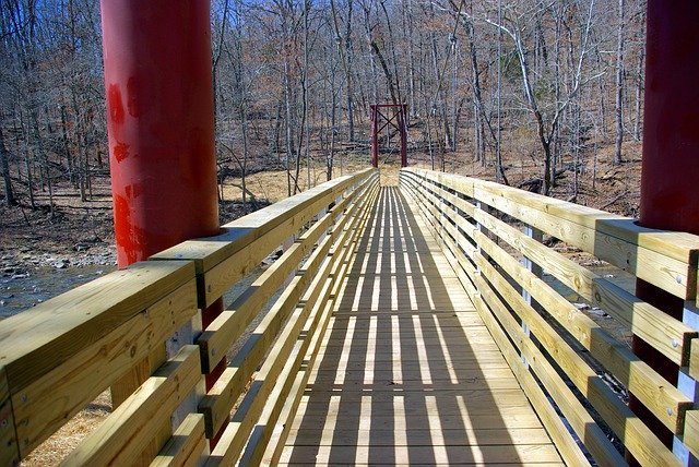 Muat turun percuma Footbridge Over Lee Creek Wood - foto atau gambar percuma untuk diedit dengan editor imej dalam talian GIMP