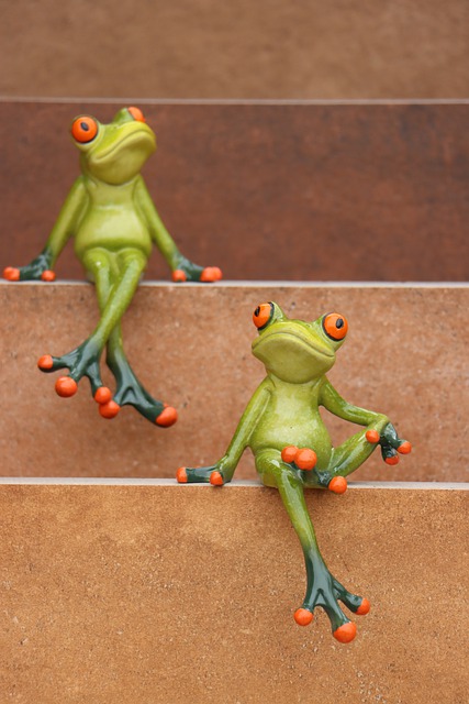 הורדה חינם של צפרדעים חברים צופים בטרינד תמונה בחינם לעריכה עם עורך תמונות מקוון בחינם של GIMP
