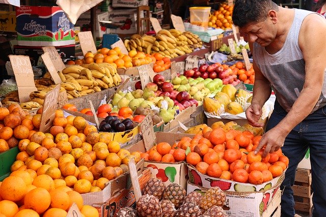 Muat turun percuma Fruit Market Man - foto atau gambar percuma untuk diedit dengan editor imej dalam talian GIMP