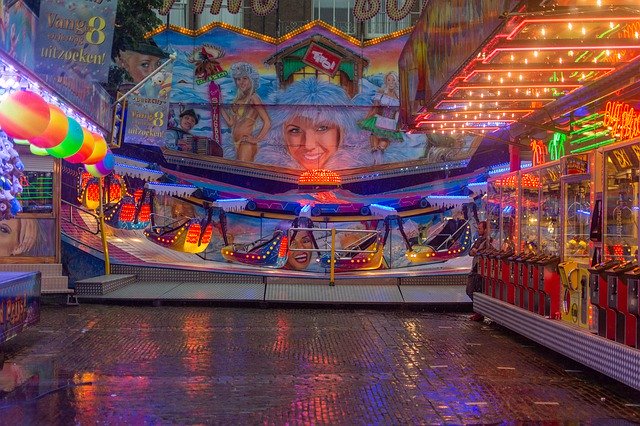 Bezpłatne pobieranie Funfair Rain Light - bezpłatne zdjęcie lub obraz do edycji za pomocą internetowego edytora obrazów GIMP