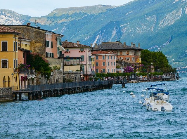 Unduh gratis Garda Lake Bank - foto atau gambar gratis untuk diedit dengan editor gambar online GIMP