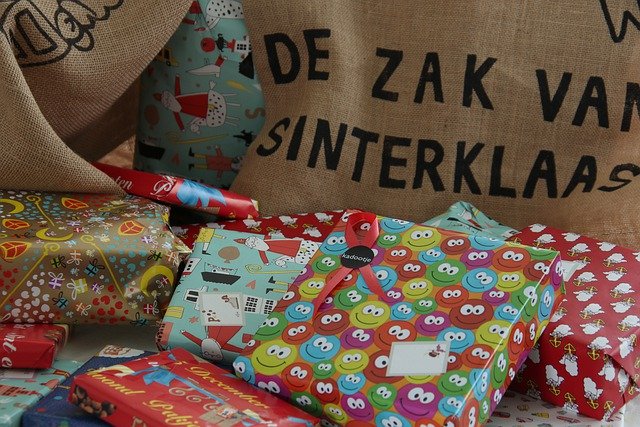 Free download gifts presents surprise traditional free picture to be edited with GIMP free online image editor