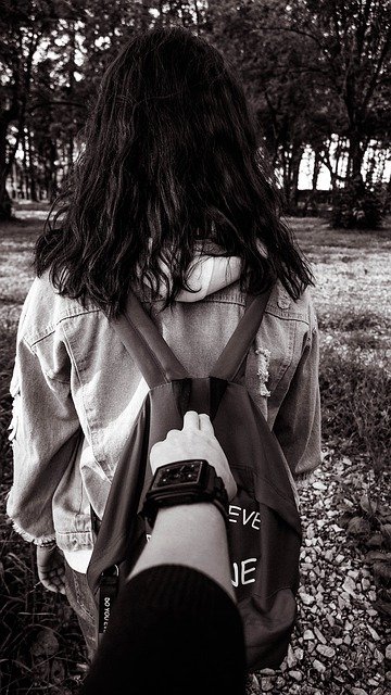 Descărcare gratuită Girl Backpack Woman - fotografie sau imagine gratuită pentru a fi editată cu editorul de imagini online GIMP