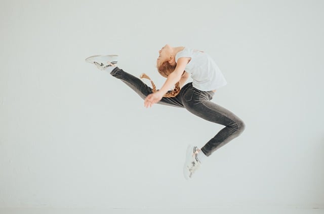 Бесплатно скачать девушка прыгает гимнастка спортивная одежда радость бесплатная картинка для редактирования в GIMP бесплатный онлайн-редактор изображений