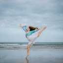 Girl dancing on the beach  screen for extension Chrome web store in OffiDocs Chromium