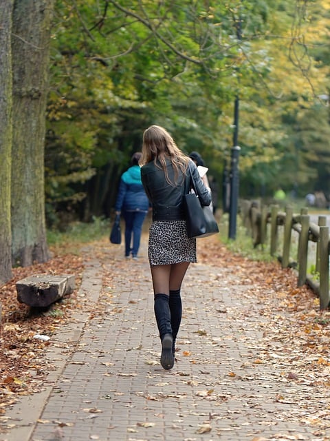 Darmowe zdjęcie dziewczyny z modą, seksowną alejką spacerową do edycji za pomocą bezpłatnego edytora obrazów online GIMP