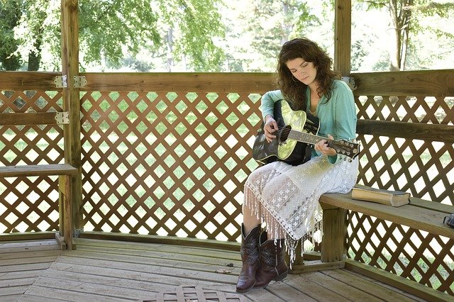 무료 다운로드 Girl Guitarist Blue Cardigan - 무료 사진 또는 김프 온라인 이미지 편집기로 편집할 수 있는 사진