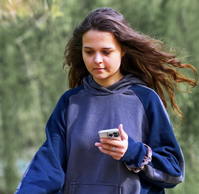 הורדה חינם של שיער מזדמן של סמארטפון ילדה תמונה בחינם לעריכה עם עורך תמונות מקוון בחינם של GIMP
