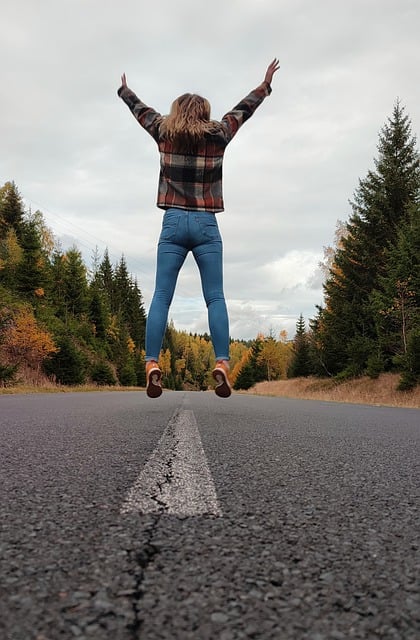 Bezpłatne pobieranie dziewczyna skok droga jesień asfalt darmowe zdjęcie do edycji za pomocą bezpłatnego edytora obrazów online GIMP