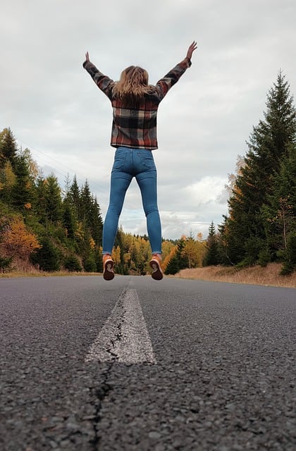 Kostenloser Download Mädchen Sprung Straße Herbst Asphalt kostenloses Bild, das mit dem kostenlosen Online-Bildeditor GIMP bearbeitet werden kann