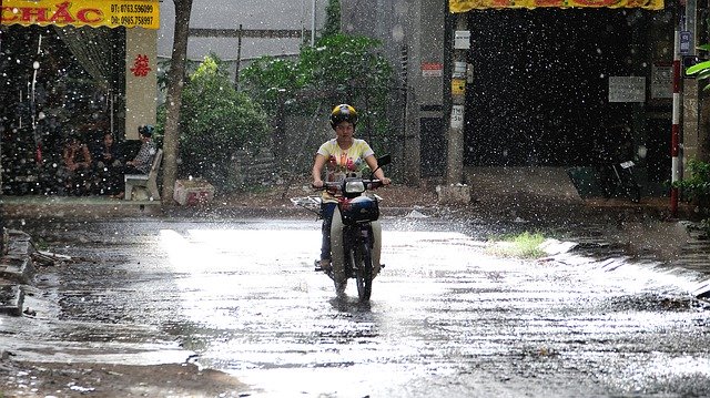 Szablon Photo Girl Road Raining — dla OffiDocs