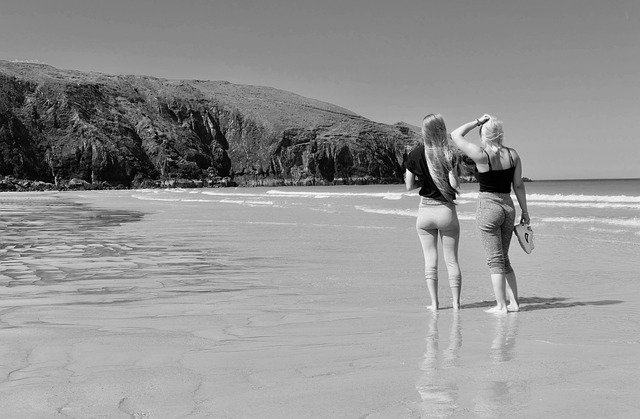 Gratis download Girls Beach Seaside - gratis foto of afbeelding om te bewerken met GIMP online afbeeldingseditor