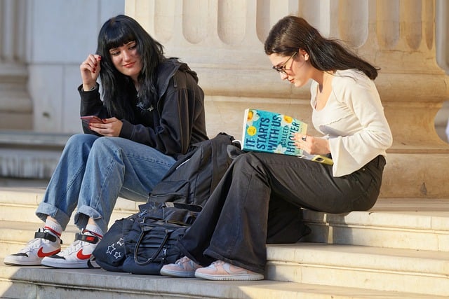 Бесплатно скачать девушки счастливые повседневные сумки телефоны бесплатное изображение для редактирования в GIMP бесплатный онлайн-редактор изображений