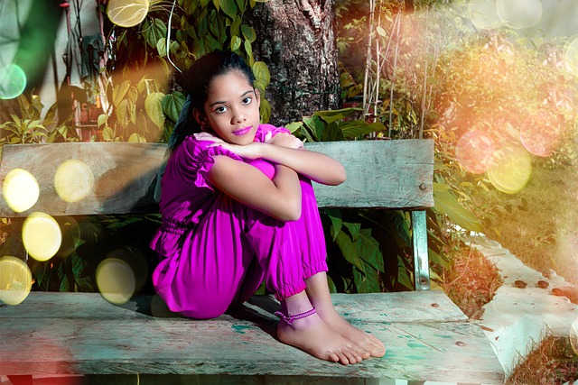 تنزيل مجاني للفتاة التي تجلس بألوان زهور الورد مجانًا ليتم تحريرها باستخدام محرر الصور المجاني على الإنترنت من GIMP
