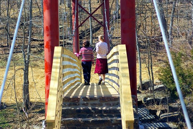 Unduh gratis Girls On Lee Creek Footbridge Wood - foto atau gambar gratis untuk diedit dengan editor gambar online GIMP