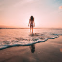 Girl walking on the beach  screen for extension Chrome web store in OffiDocs Chromium