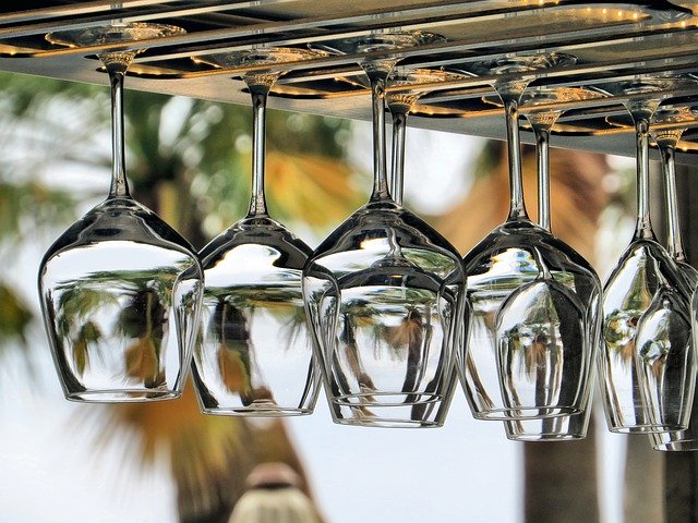 Kostenloser Download Glasses Bar Hanging - kostenloses kostenloses Foto oder Bild zur Bearbeitung mit GIMP Online-Bildbearbeitung