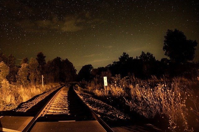 ດາວໂຫລດຟຣີ Gleise Train Night - ຮູບພາບຫຼືຮູບພາບທີ່ບໍ່ເສຍຄ່າເພື່ອແກ້ໄຂດ້ວຍຕົວແກ້ໄຂຮູບພາບອອນໄລນ໌ GIMP
