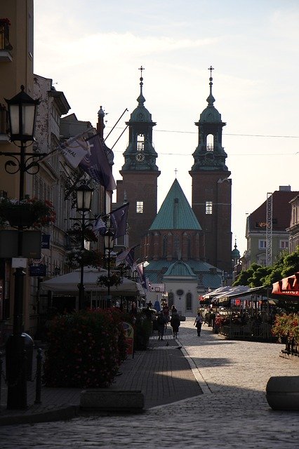 Pobierz za darmo Katedra w Gnieźnie - darmowe zdjęcie lub obraz do edycji za pomocą internetowego edytora obrazów GIMP