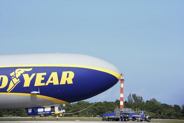 Gratis download Goodyear Blimp Ground Anchored - gratis foto of afbeelding om te bewerken met GIMP online afbeeldingseditor